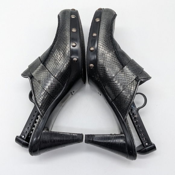 Stuart Weitzman black snakeskin pattern mule slip on heel 9.5 - Picture 8 of 12